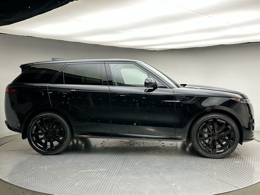 New 2026 Santorini Black Land Rover Dynamic SE image 4