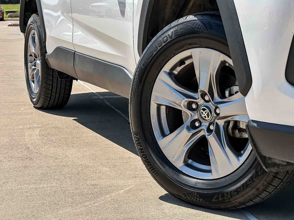 2025 Toyota RAV4 XLE - Photo 9