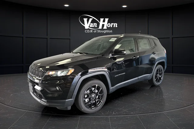 New 2026 Diamond Black Crystal Pearl-Coat Exterior Paint Jeep Latitude image 3