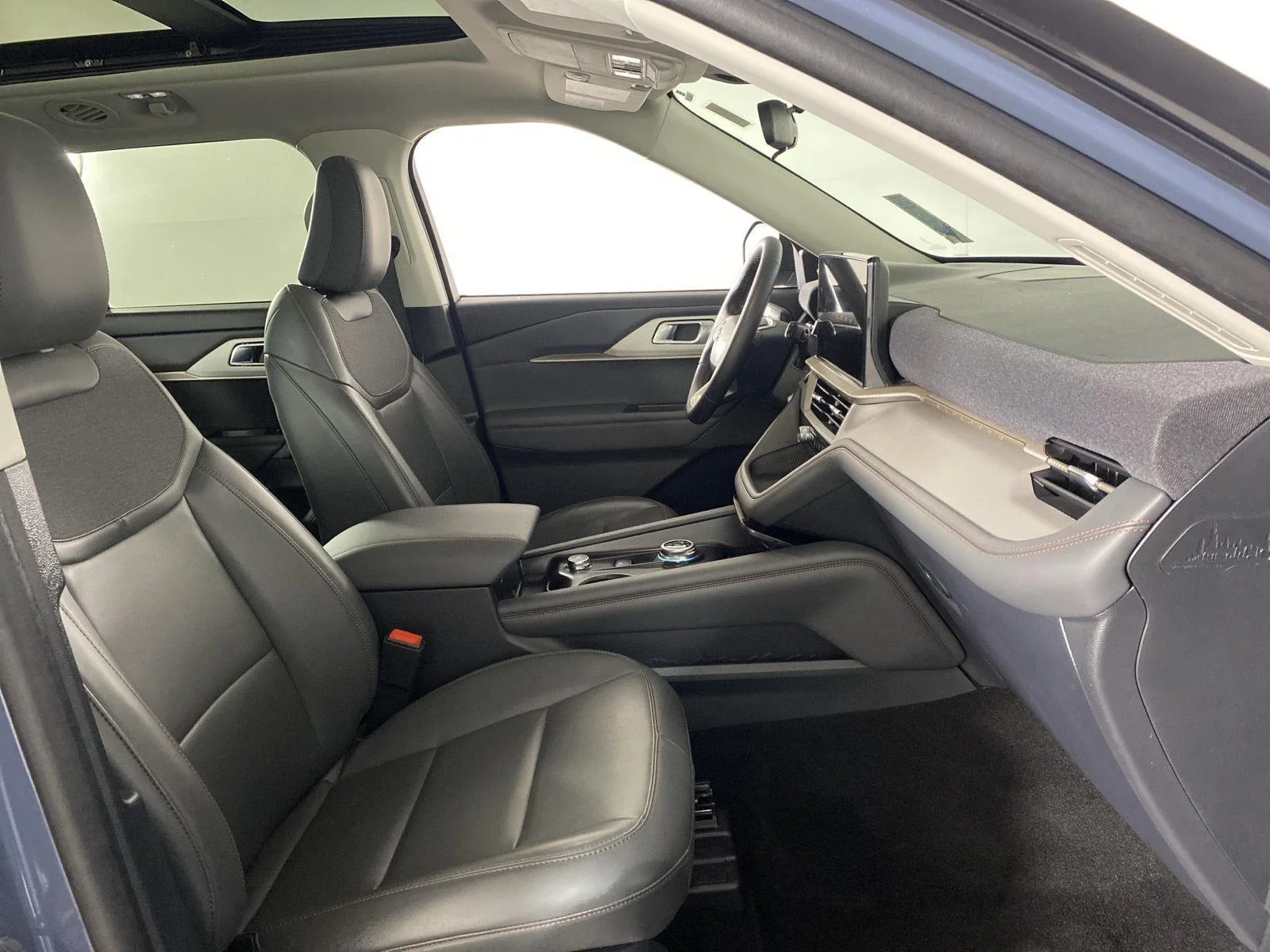 Used 2025 Vapor Blue Ford Active image 28