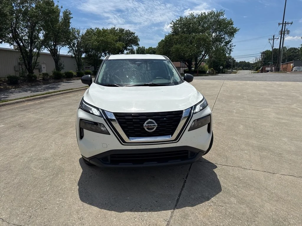 Used 2021 White Nissan S image 4