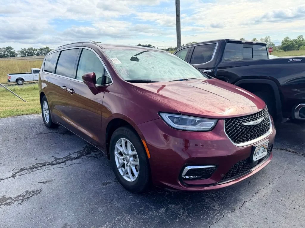 Used 2021 Chrysler Pacifica Touring L with VIN 2C4RC1BG3MR596750 for sale in Kansas City