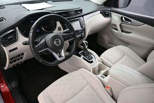 Used 2020 Scarlet Nissan SV image 10