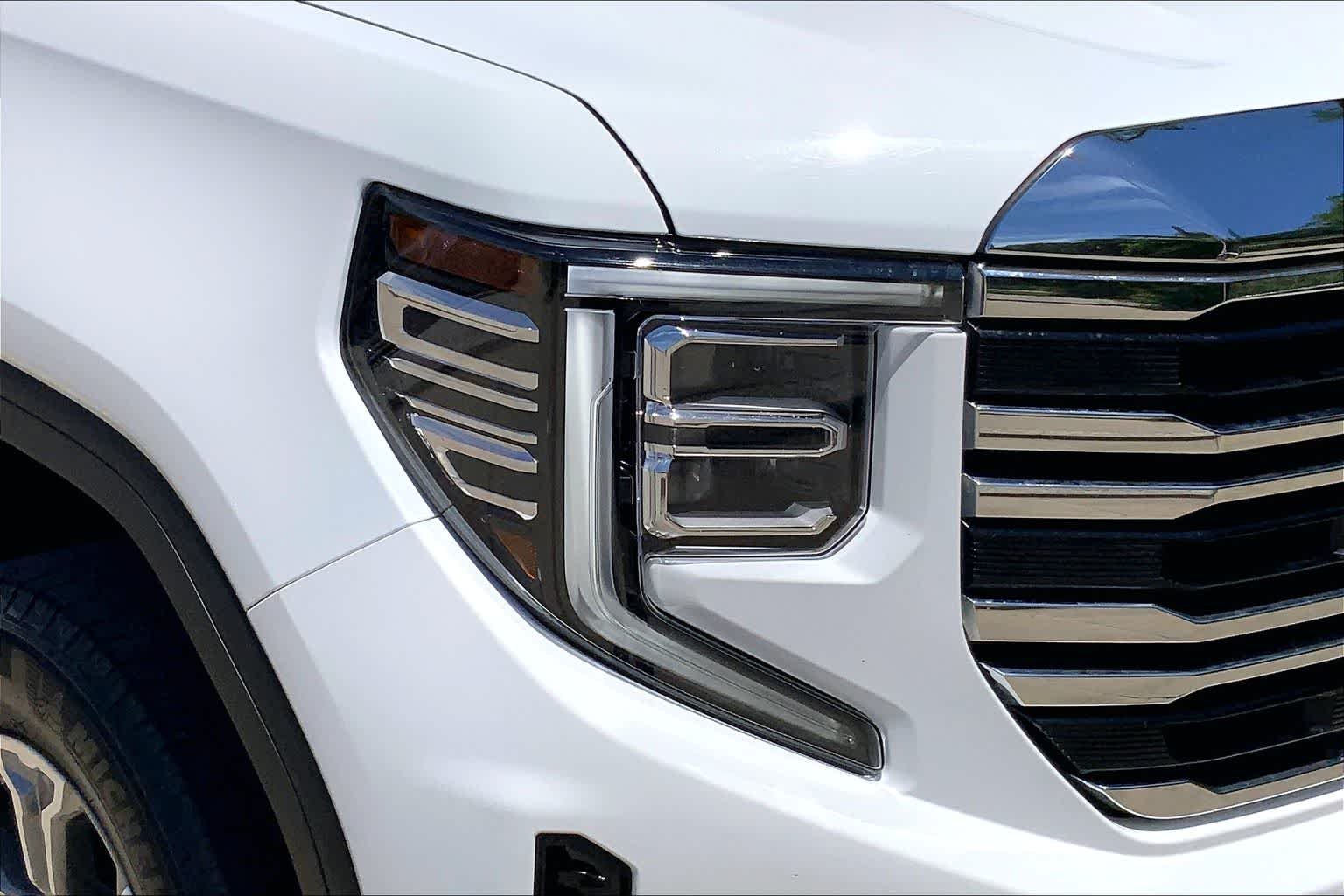 Used 2025 Summit White GMC SLT image 26