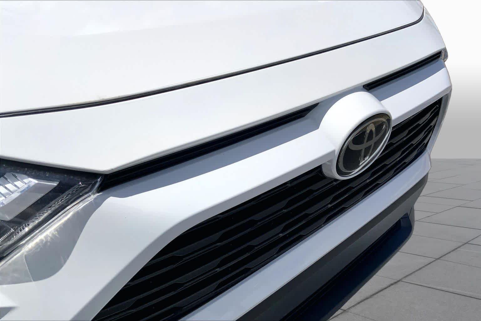 Used 2025 Ice Cap Toyota Hybrid XLE image 27