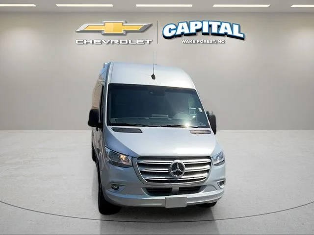 Used 2021  Mercedes-Benz Cargo 170 WB image 9