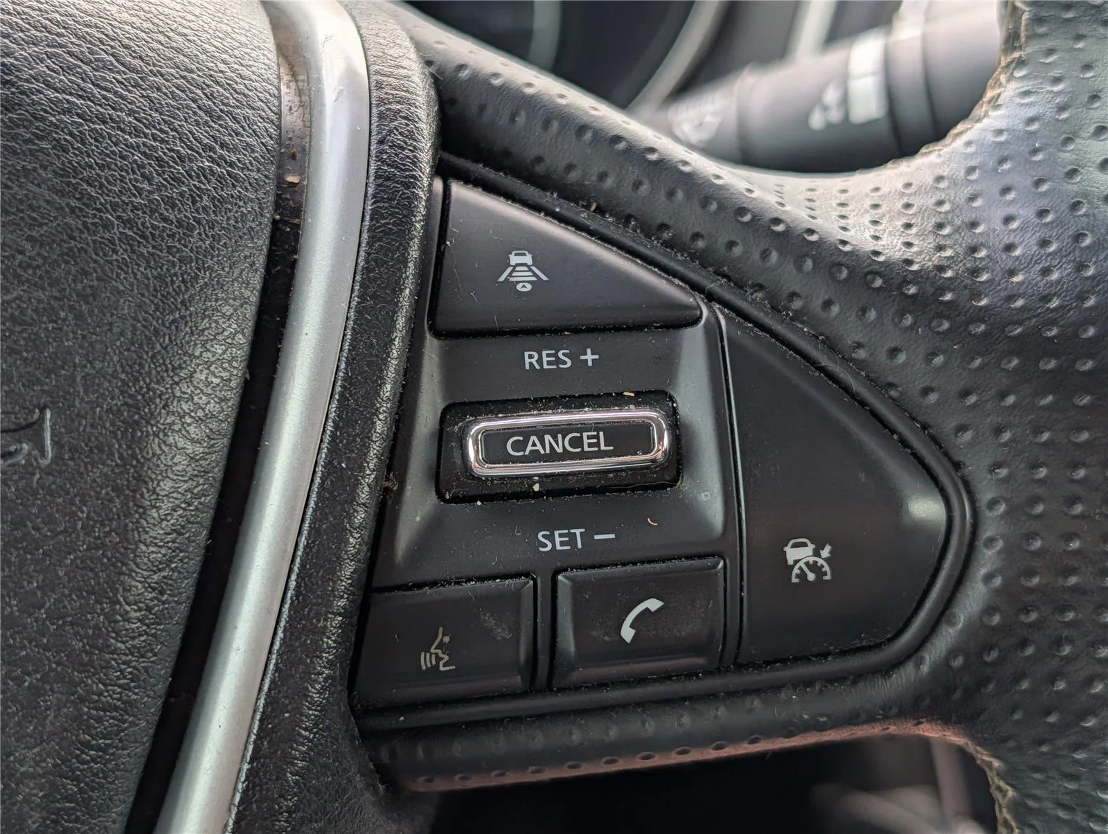 Used 2017 Pearl White Nissan Platinum image 25