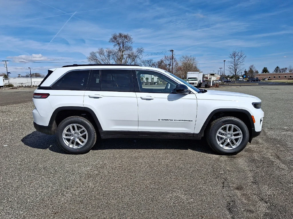 New 2026 Bright White Clear-Coat Exterior Paint Jeep Laredo X image 9