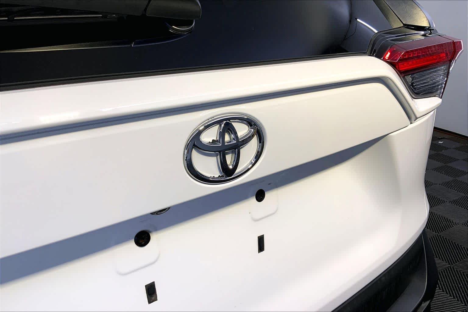 Used 2021 Super White Toyota XLE image 32