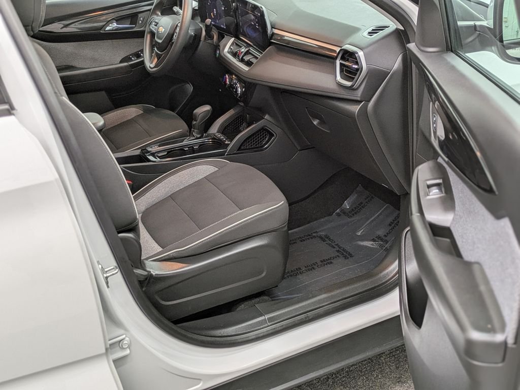 Used 2025 White Chevrolet LT image 18