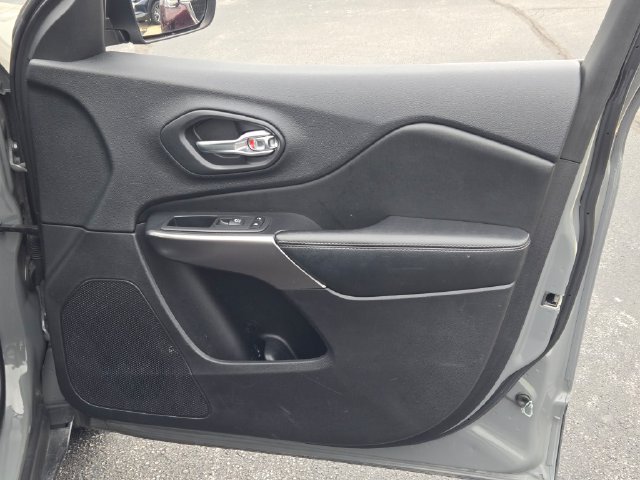 Used 2020 Gray Jeep Limited image 4