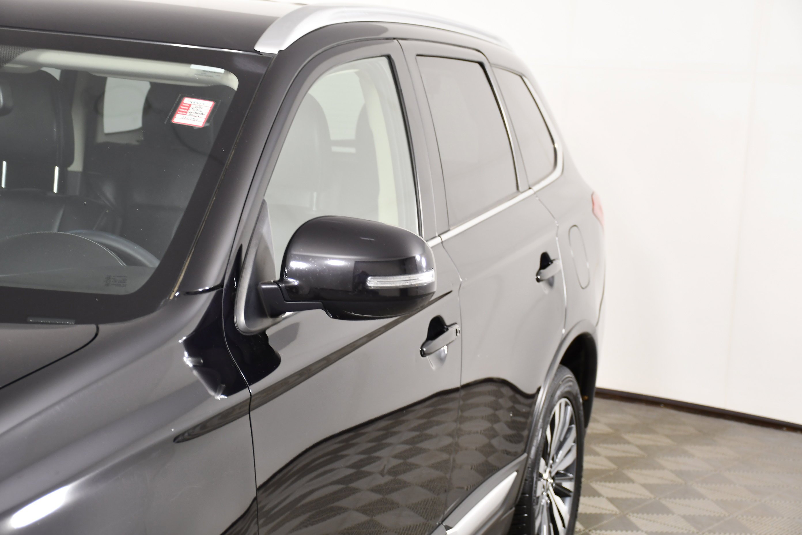 Used 2020 Labrador Black Metallic Mitsubishi SEL image 13
