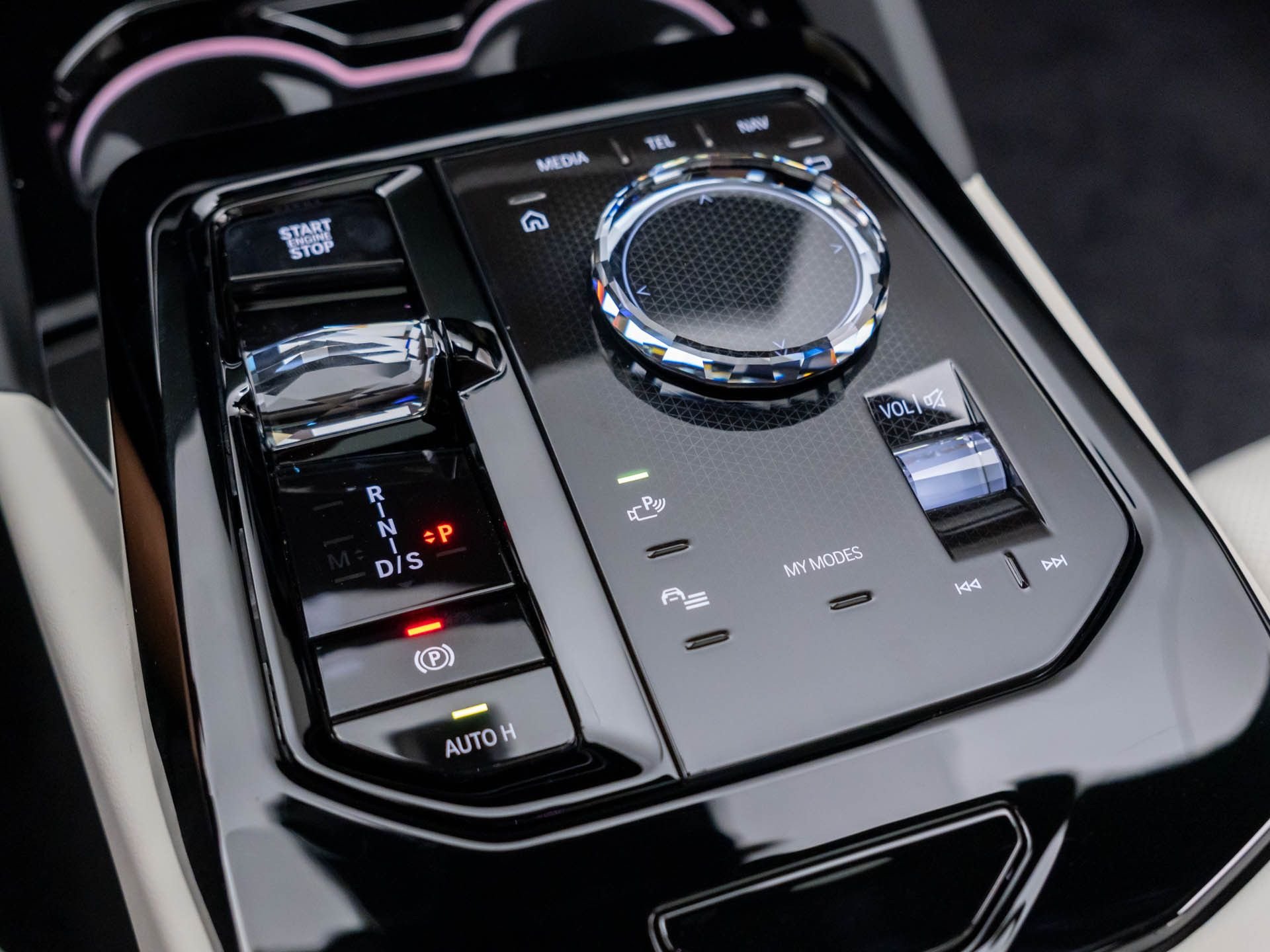 New 2027 Carbon Black Metallic BMW 550e xDrive image 29