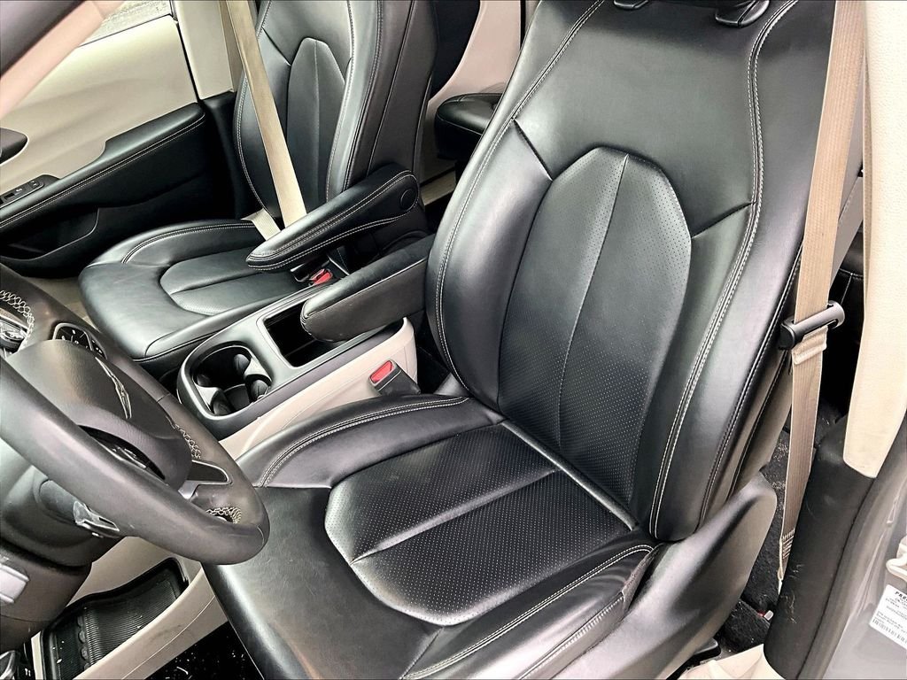 Used 2023 White Chrysler Touring L image 10