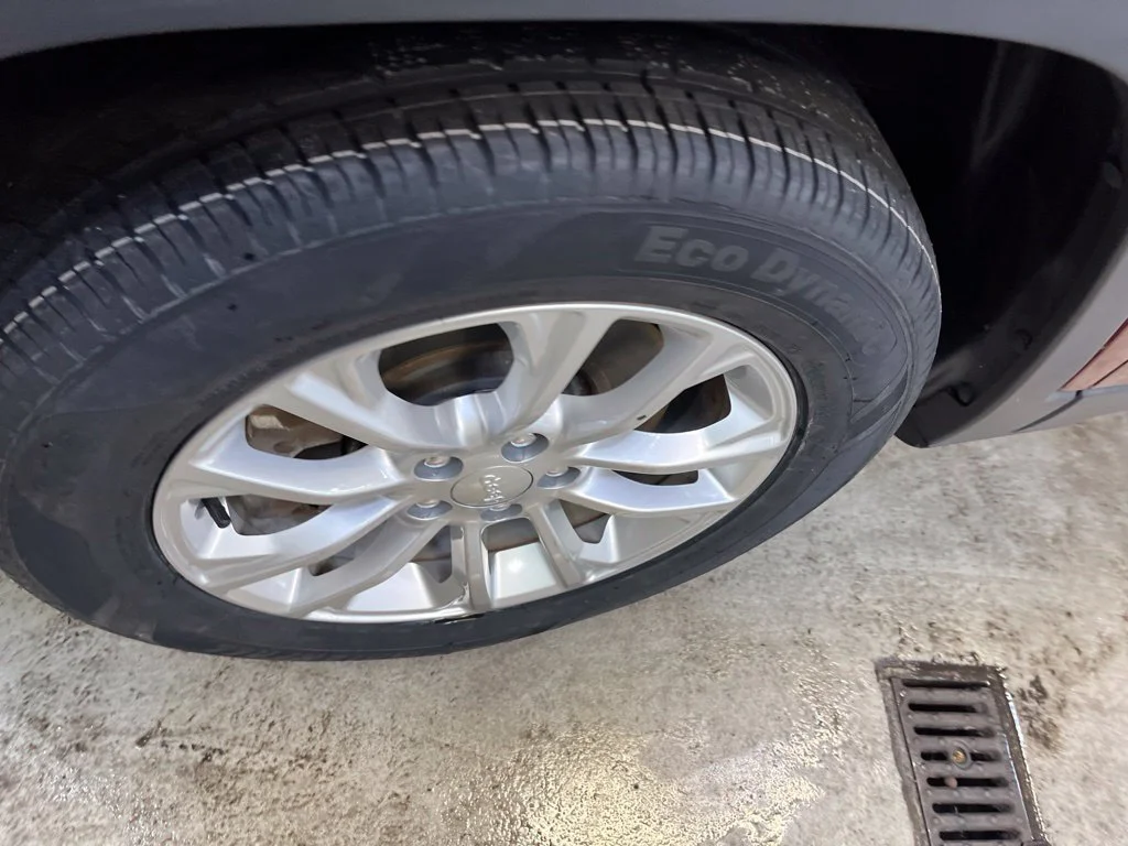 Used 2019 Red Jeep Latitude image 10