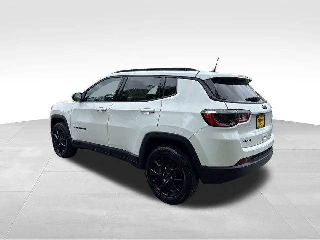 New 2026 Bright White Clear-Coat Exterior Paint Jeep Latitude image 5