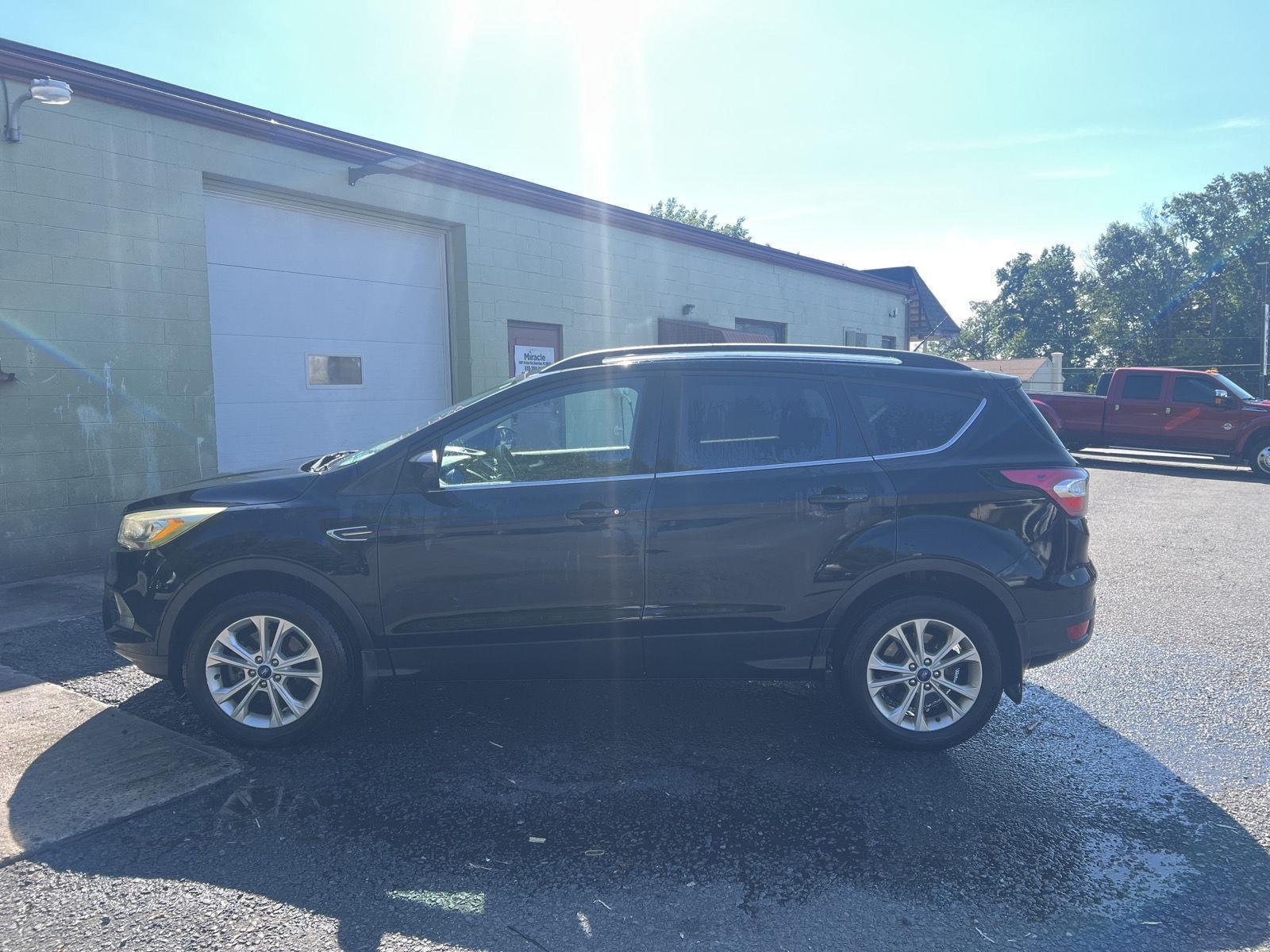 Used 2017 Shadow Black Ford SE image 6