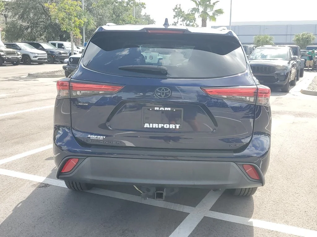 Used 2022  Toyota XLE image 6