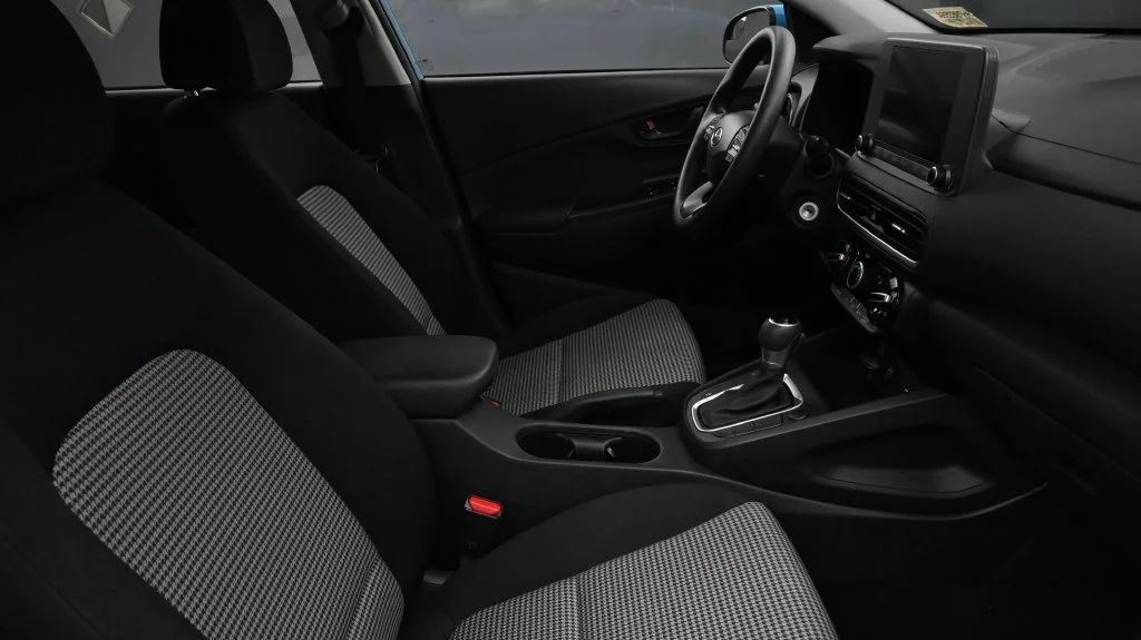 Used 2022 Green Hyundai SE image 2