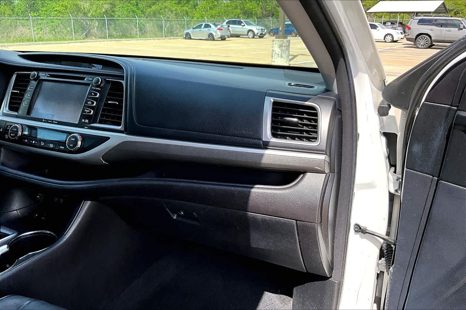 Used 2018 Blizzard Pearl Toyota SE image 28