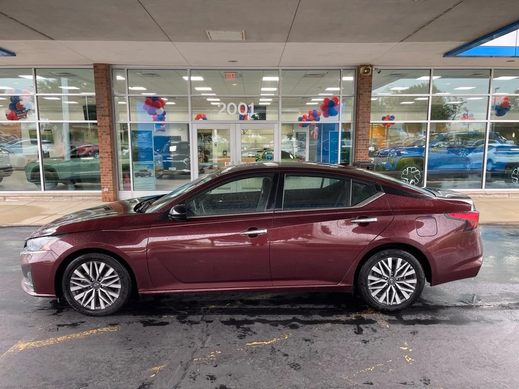 Used 2024 Red Nissan 2.5 SV image 2