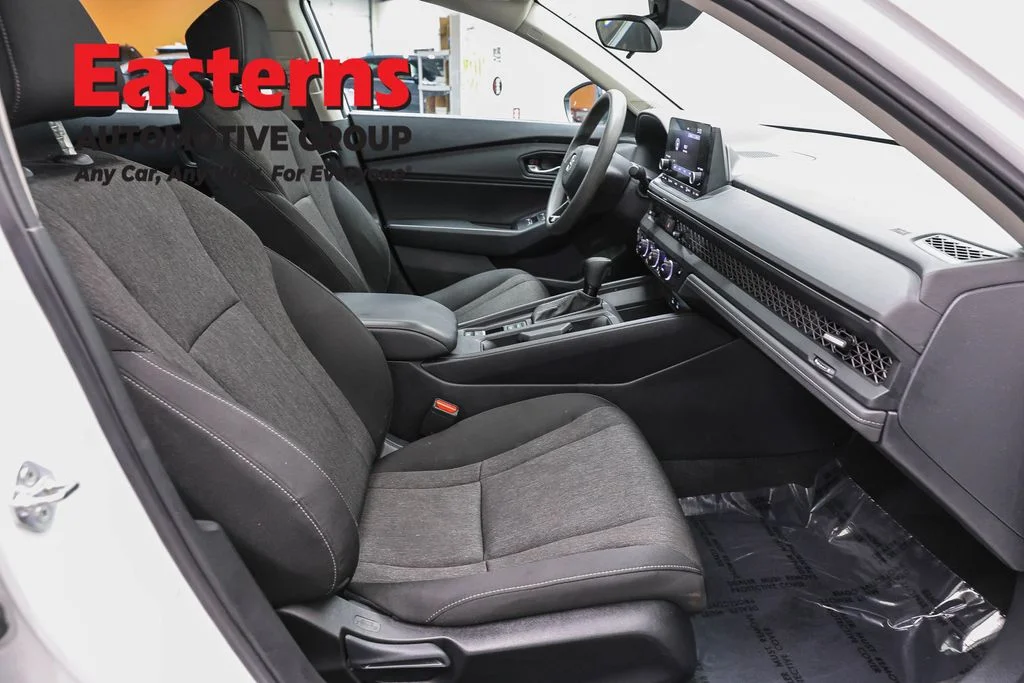 Used 2023 White Honda EX image 24