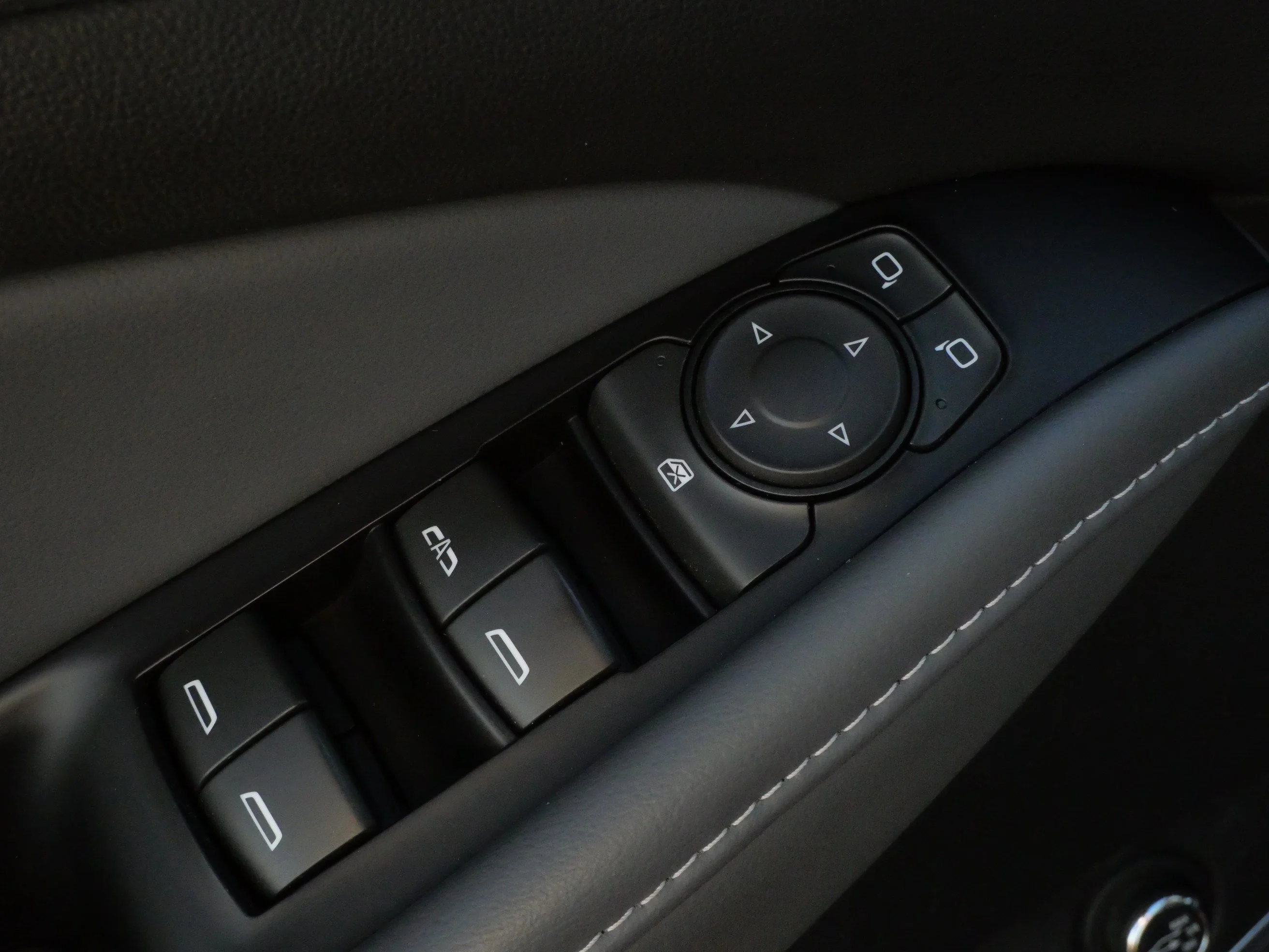 Used 2018 Red Quartz Tintcoat Buick Essence image 19