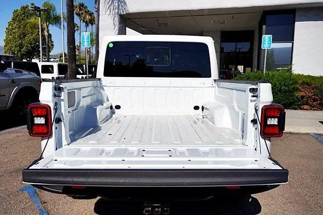 New 2026 Bright White Clear-Coat Exterior Paint Jeep Mojave image 19