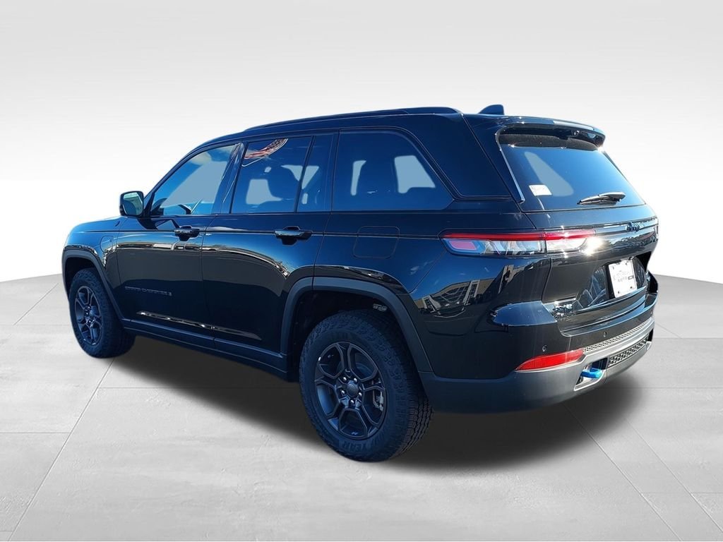 New 2024 Diamond Black Crystal Pearl-Coat Exterior Paint Jeep Trailhawk 4xe image 7