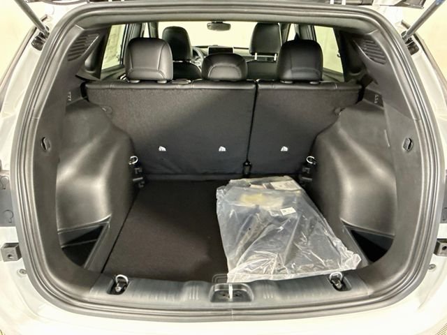 New 2026 Bright White Clearcoat Jeep Latitude image 23