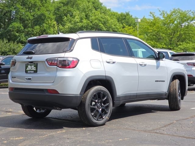 New 2026 Silver Zynith Metallic Clear-Coat Exterior Paint Jeep Latitude image 25