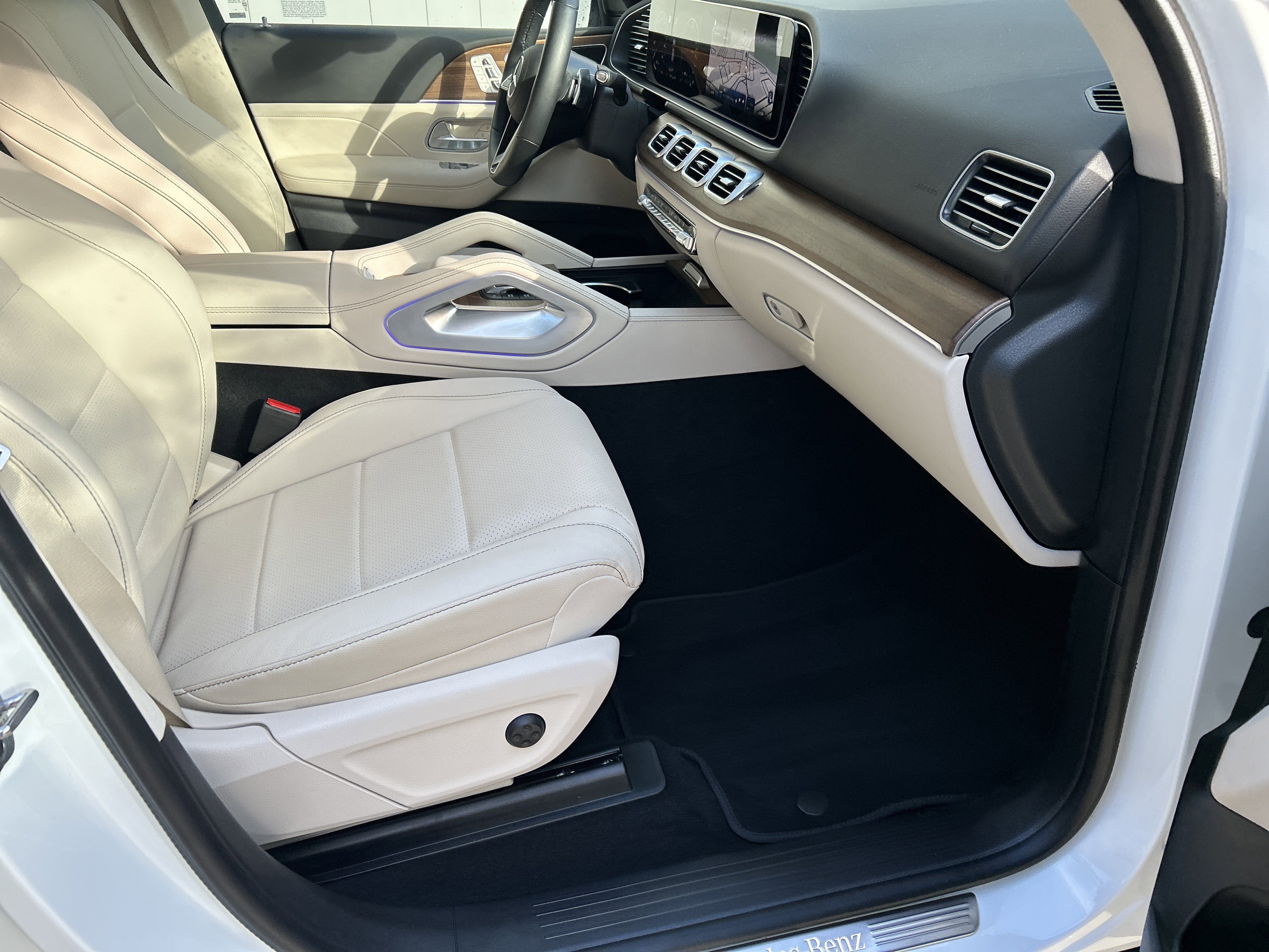 Certified Used 2025 Polar White Mercedes-Benz GLE 450e 4MATIC® SUV image 52