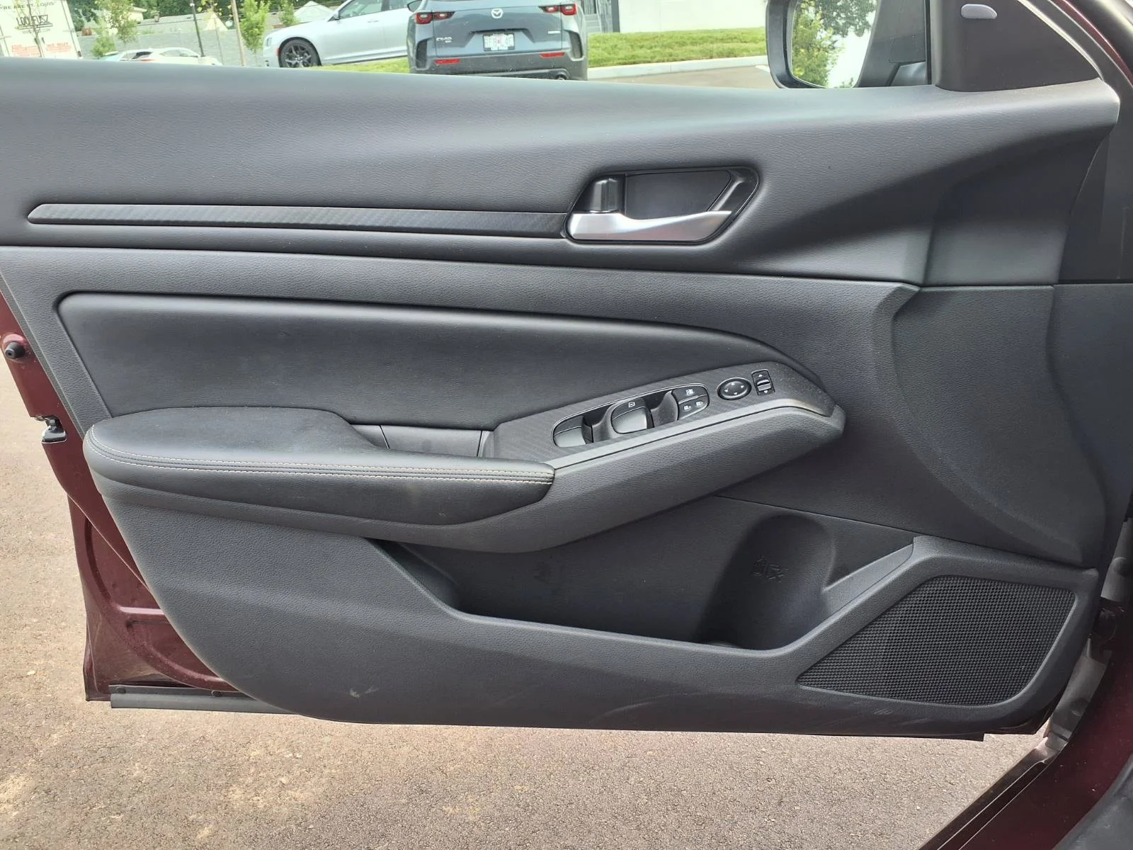 Used 2025 Garnet Pearl Metallic Nissan SV image 18