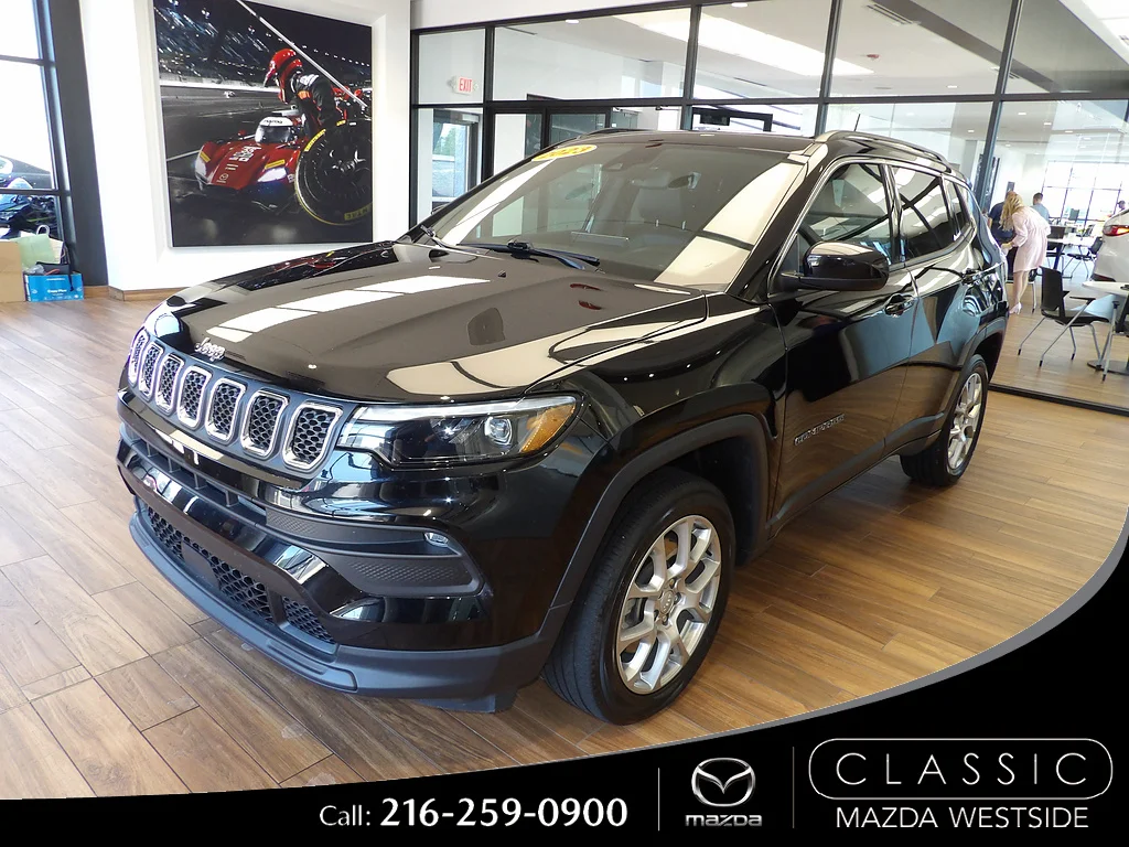 Used 2023 Diamond Black Crystal Pearl Coat Jeep Latitude Lux image 1