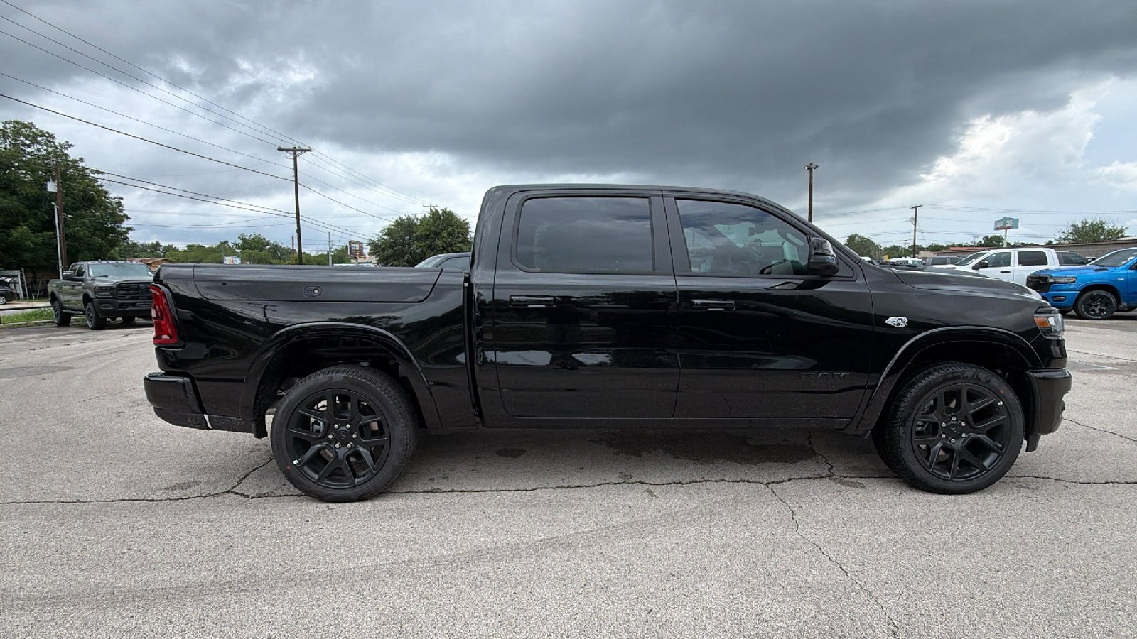 New 2026 Diamond Black Crystal Pearl-Coat Exterior Paint RAM Laramie image 4