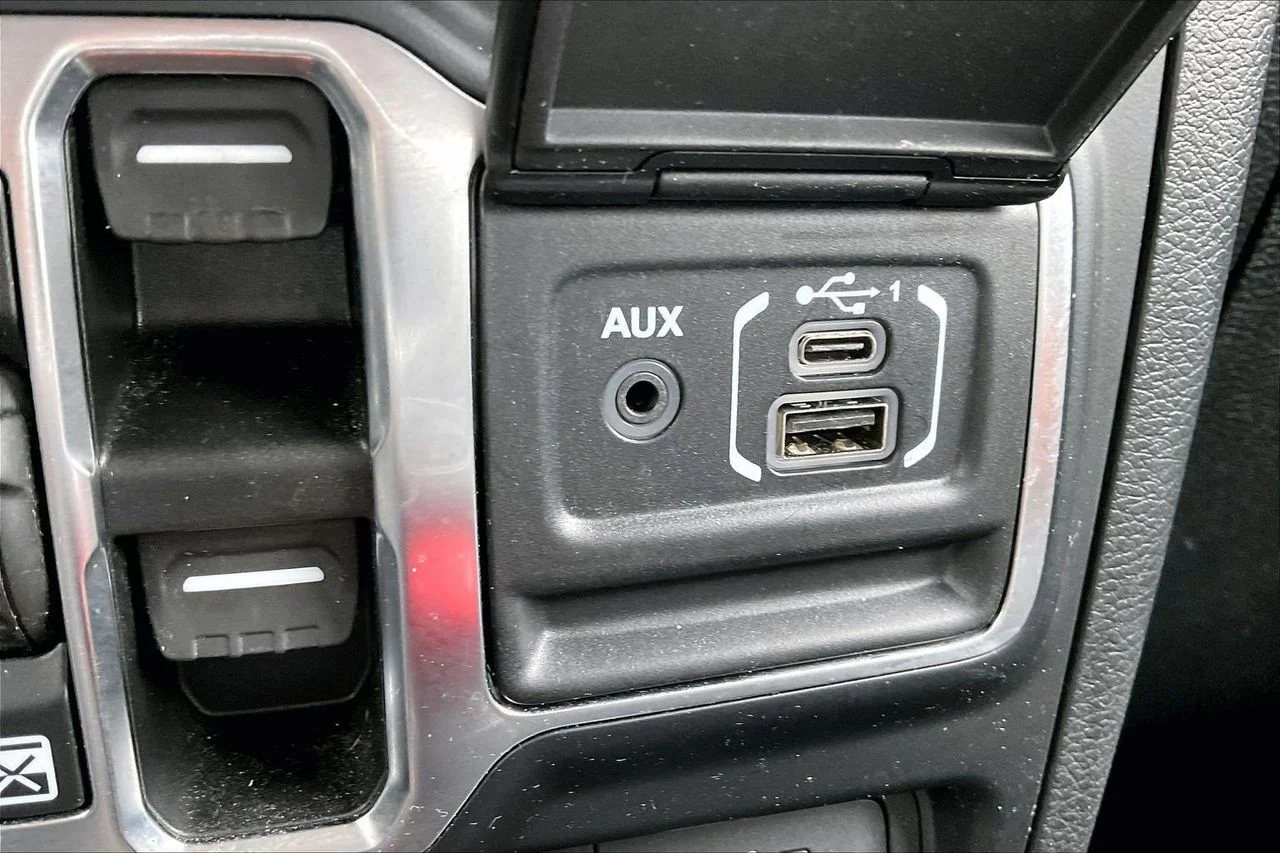 Used 2022 Gray Jeep Sport Altitude image 18