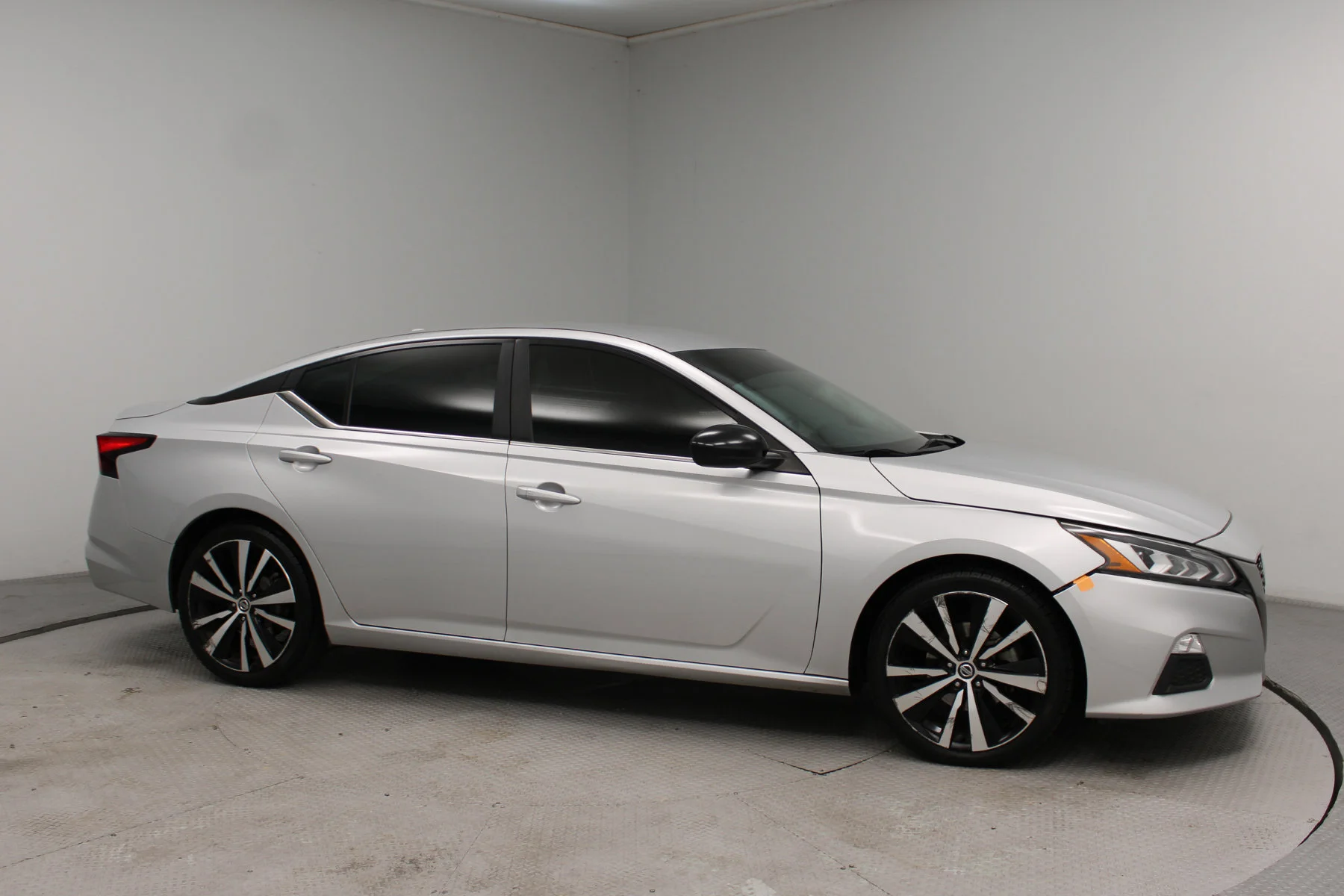 Used 2019 Brilliant Silver Metallic Nissan 2.5 SR Sedan image 36