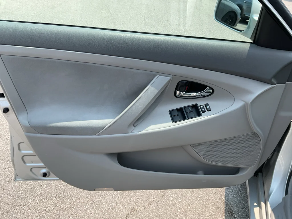 Used 2007 Titanium Metallic Toyota LE image 18