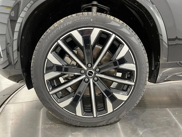 New 2026 Black Volvo B6 Plus 7-Seater image 24