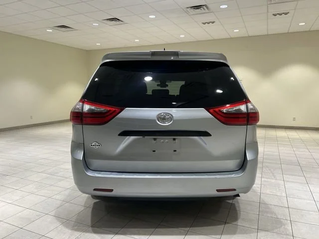 Used 2020  Toyota L image 4