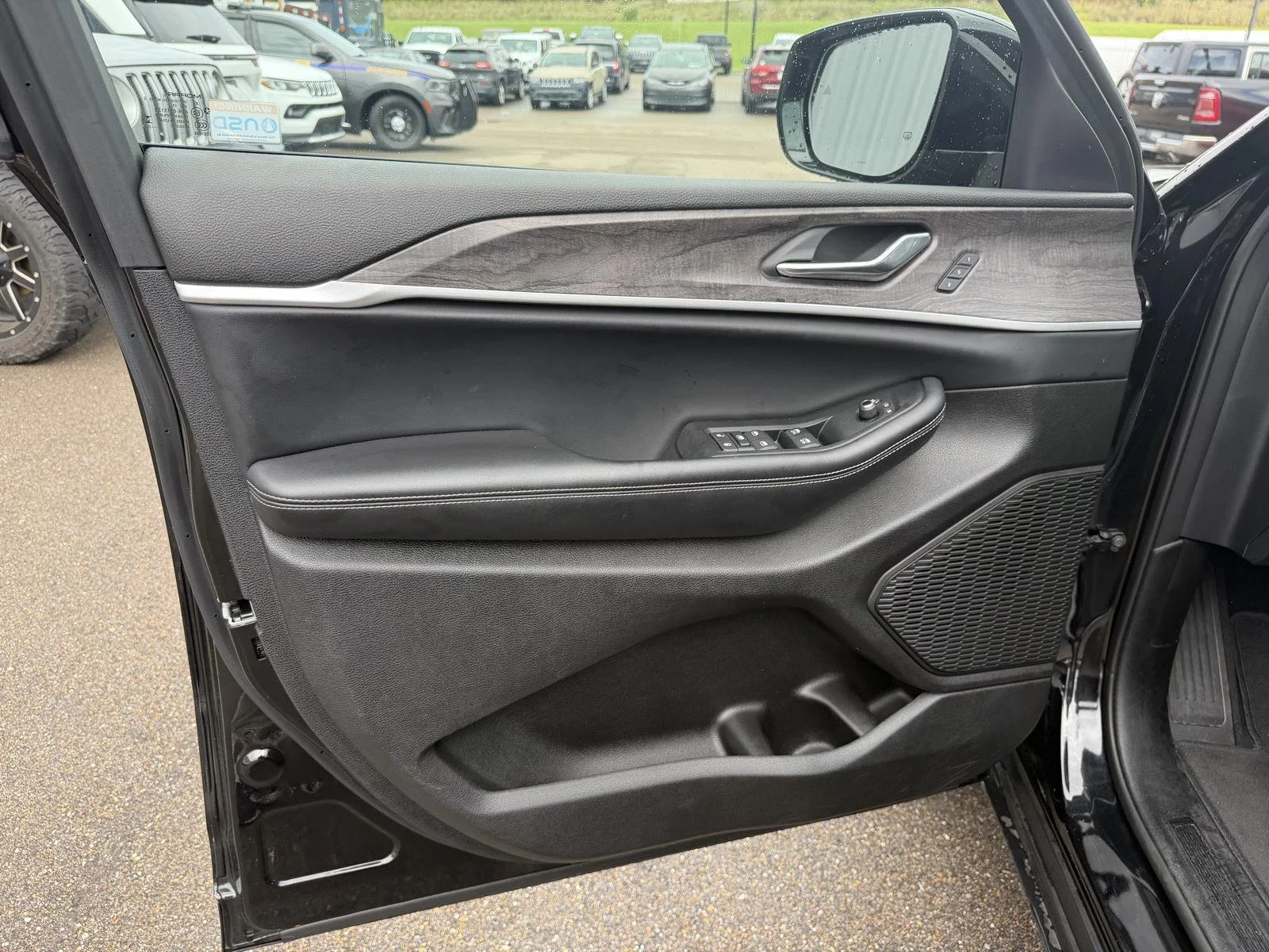 Used 2025 Diamond Black Crystal Pearlcoat Jeep Limited image 16