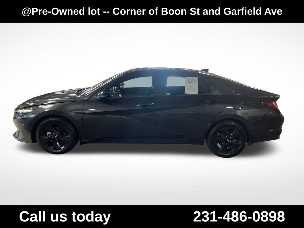 Used 2022 Gray Hyundai SEL image 2