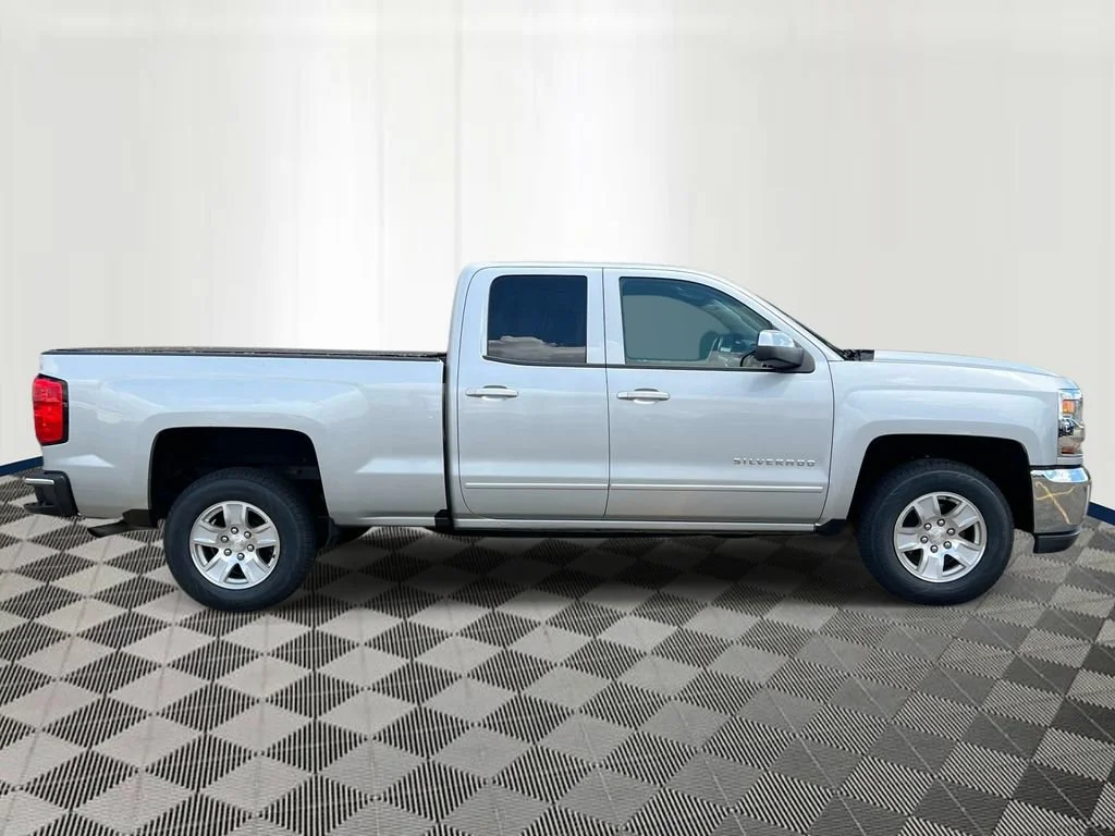 Used 2017 SILVER ICE METALLIC Chevrolet LT image 5