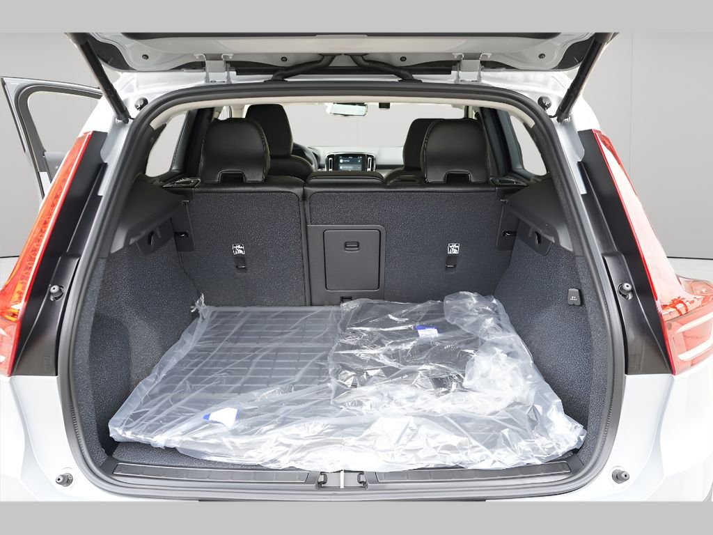 2025 Volvo XC40 Plus - Photo 22