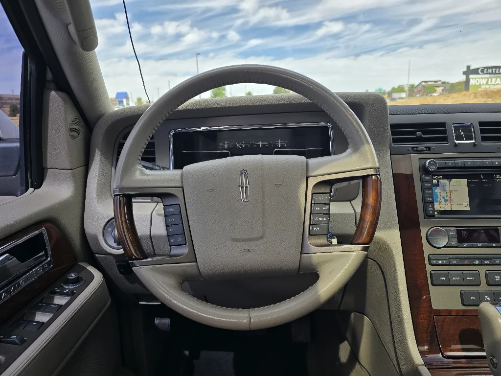 Used 2013 White Platinum Metallic Tri-Coat Lincoln  image 29
