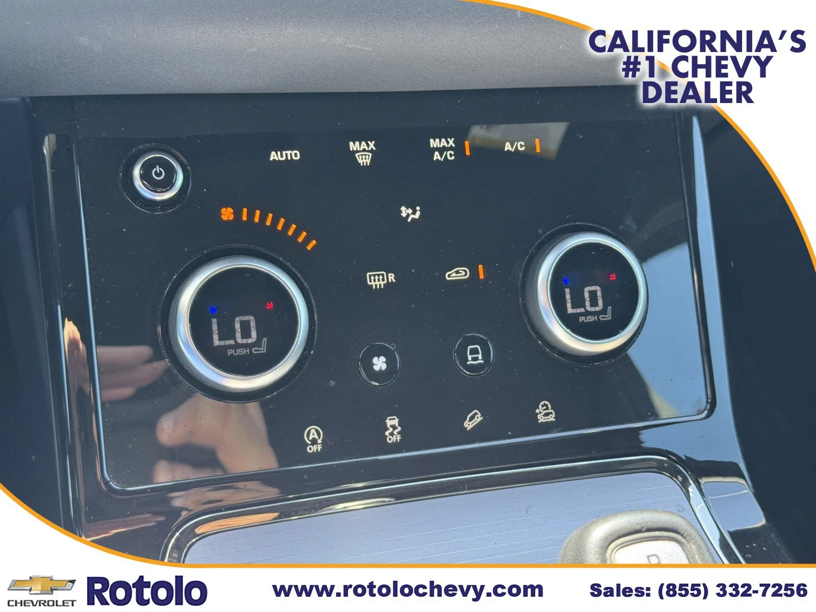 Used 2023 White Land Rover R-Dynamic SE image 18