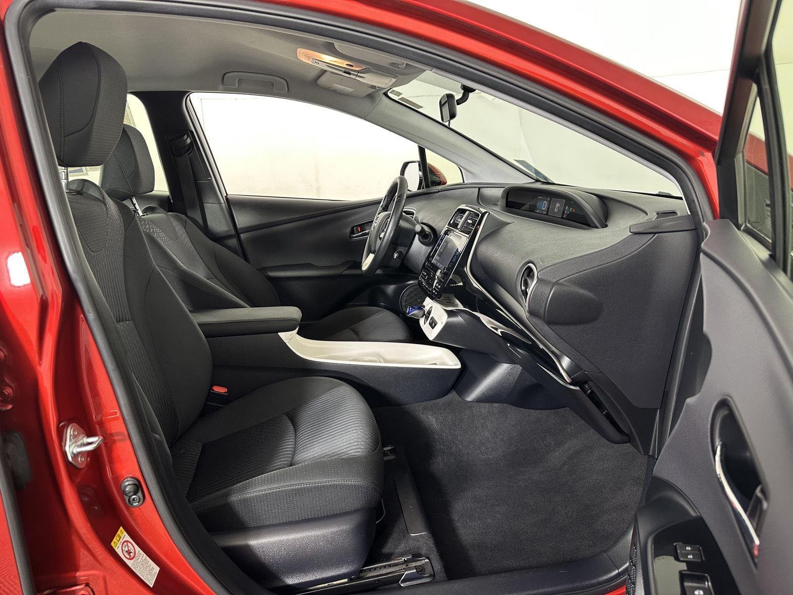 Used 2016 Hypersonic Red Toyota Three image 25
