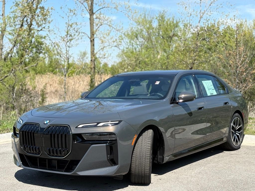 New 2025 Dravit Grey Metallic BMW 760i xDrive image 3