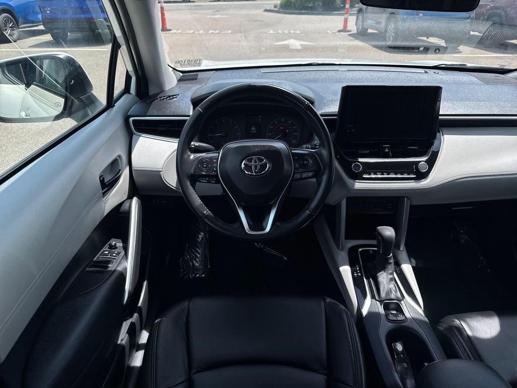 Used 2023 Off-white Toyota LE image 12