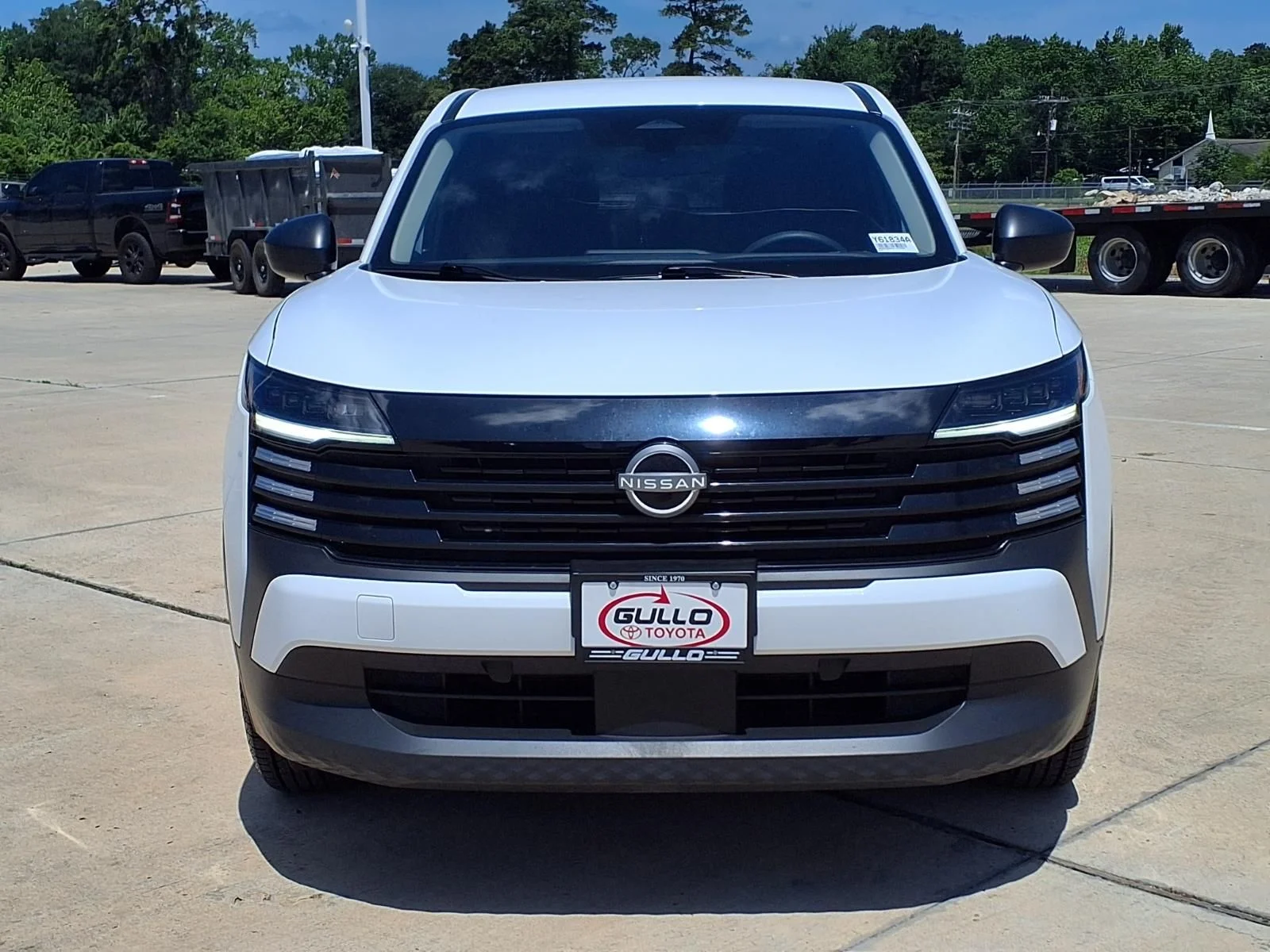 Used 2025 White Nissan S image 4